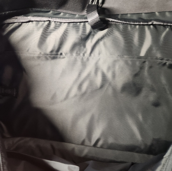Lululemon Early Embark Duffel Bag Grey NWT - Picture 6 of 10